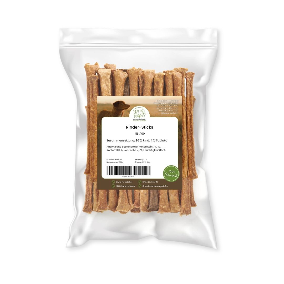 Eine Tüte mit getrockneten Rinderkauchips, die aufrecht steht.