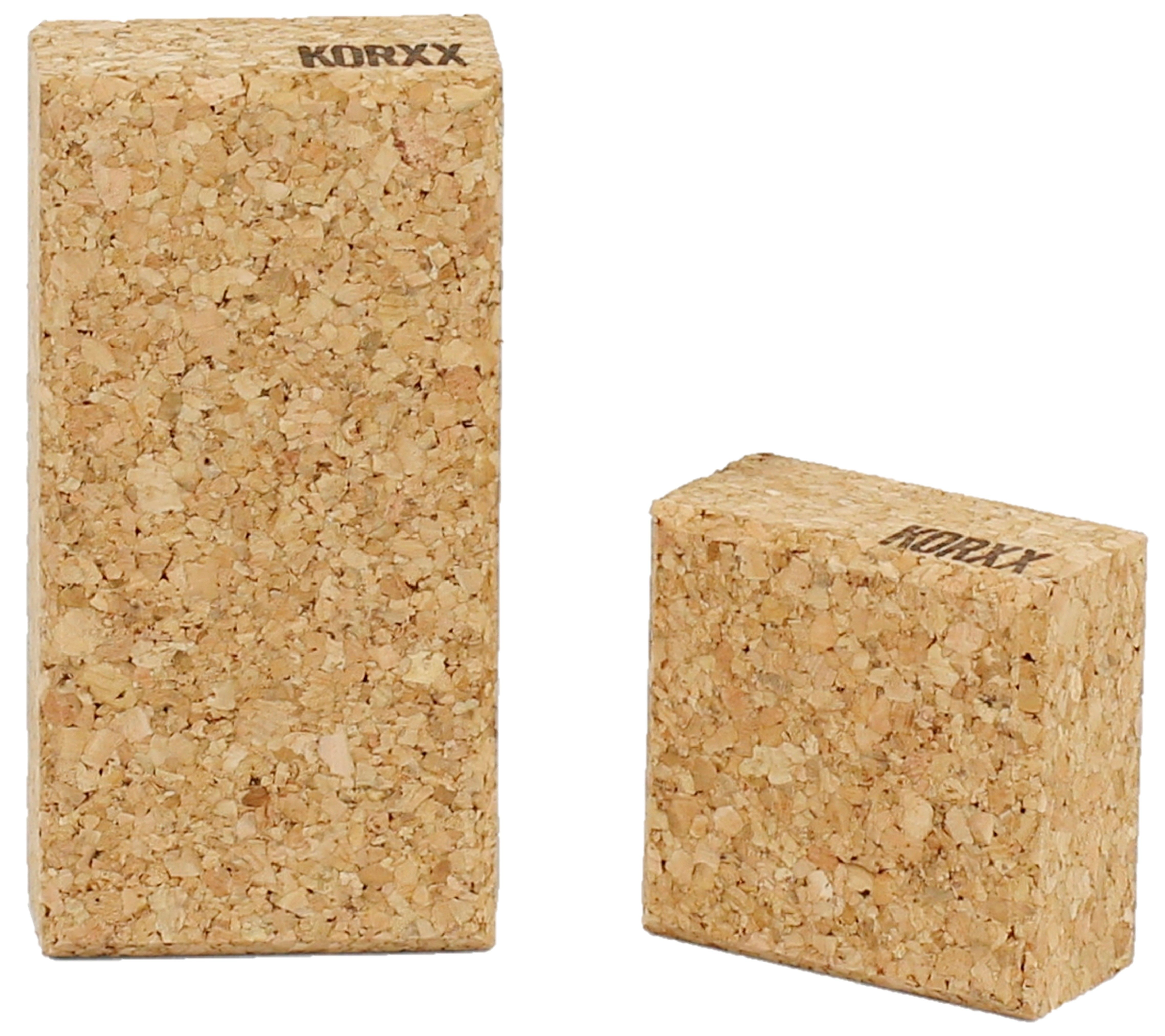 Zwei Korkblöcke. Ein länglicher und ein kleinerer Block. Auf beiden ist "KORXX" aufgedruckt. Helle Korkfarbe.
