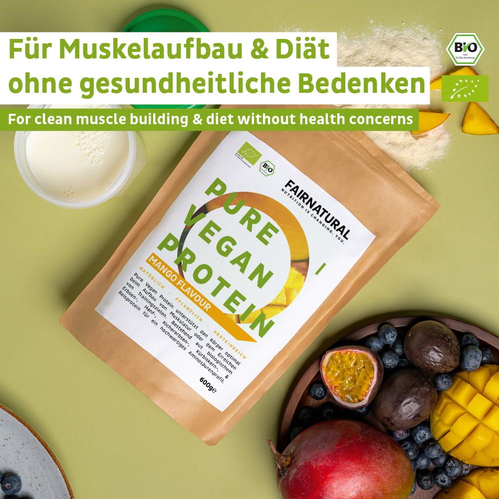 FAIRNATURAL Bio Vegan Protein Pulver Mango Geschmack mit Früchten und einem Behälter.