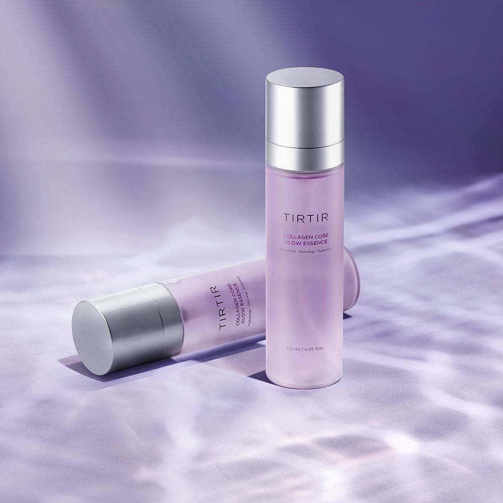 Zwei Flaschen TIRTIR Collagen Core Glow Essence auf einer Oberfläche mit Lichtreflexionen.