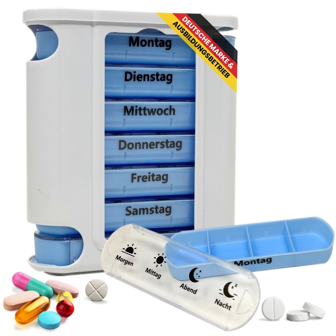 Weiße Tablettenbox mit 7 Fächern. Einzelboxen mit Morgen/Mittag/Abend. Pillen daneben. Text: Deutsche Marke & Ausbildungsbetrieb.