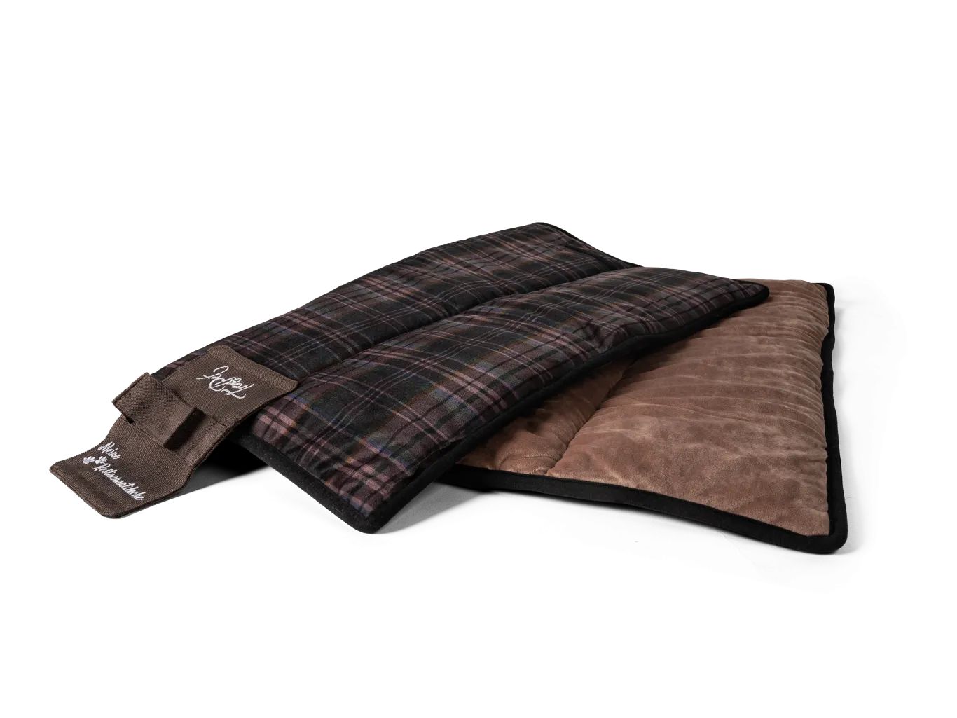 Gefaltete Decke mit braun-karierter Oberseite und brauner Unterseite. Mit Tasche.