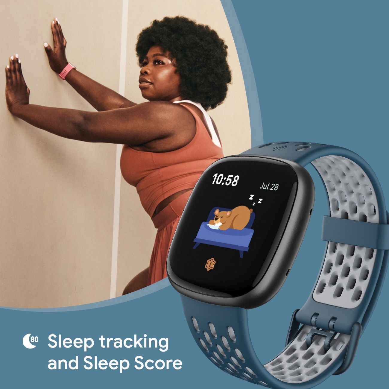 Smartwatch mit blauem Armband und Display mit Schlafanzeige. Frau lehnt an Wand.