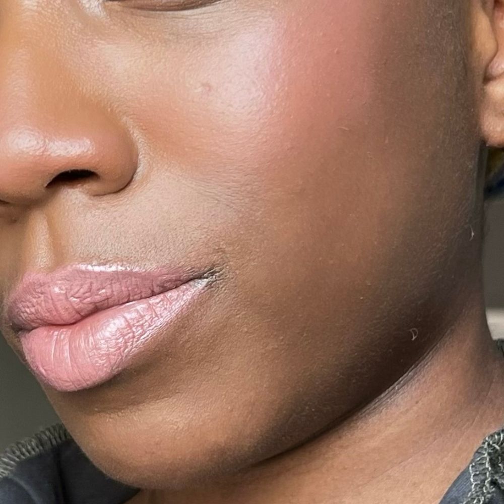 Nahaufnahme eines Gesichts. Rosa Lippen und Wangen. Dunkler Hautton.