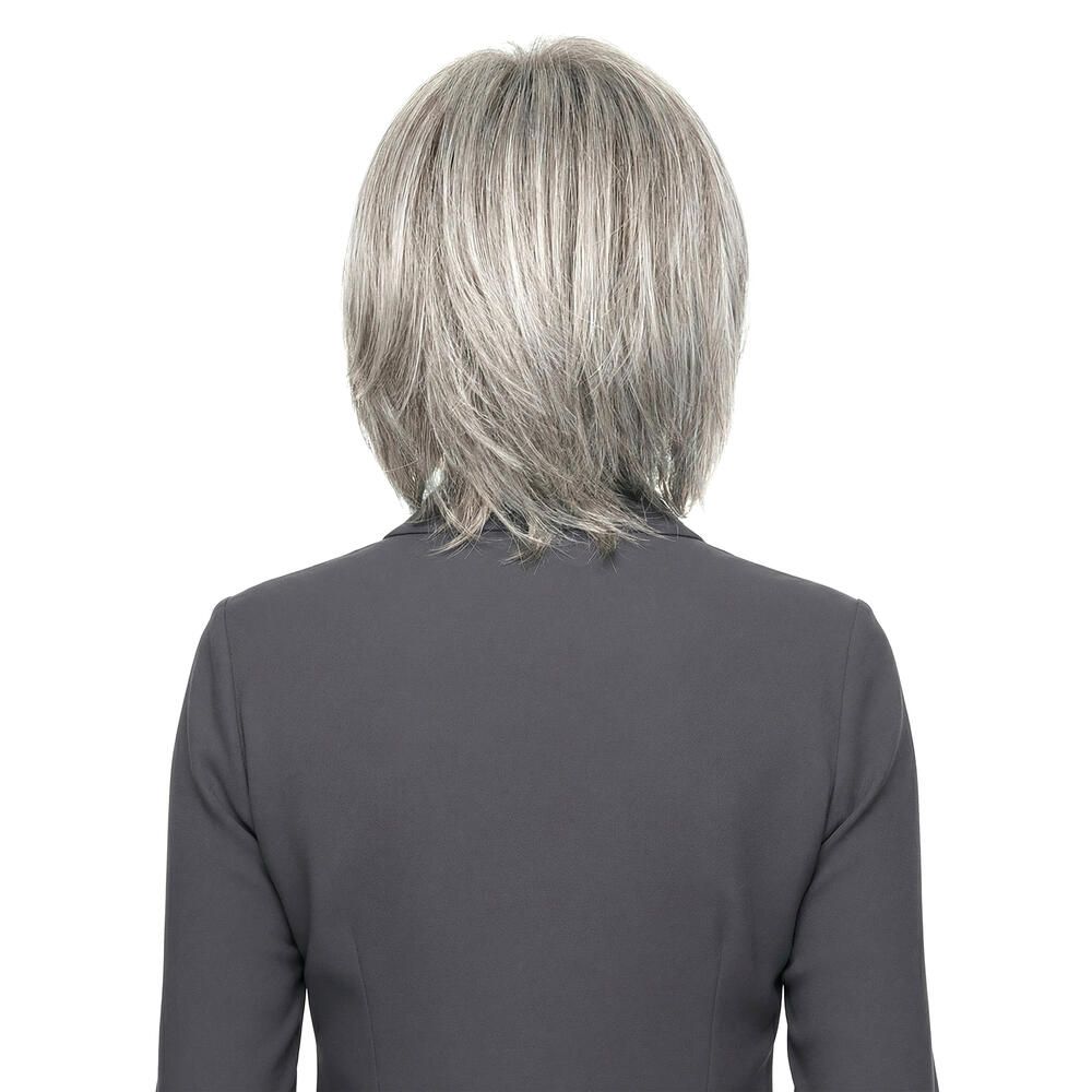 Perücke mit grau-meliertem Haar, kinnlang. Die Frau trägt ein graues Oberteil. Rückansicht.