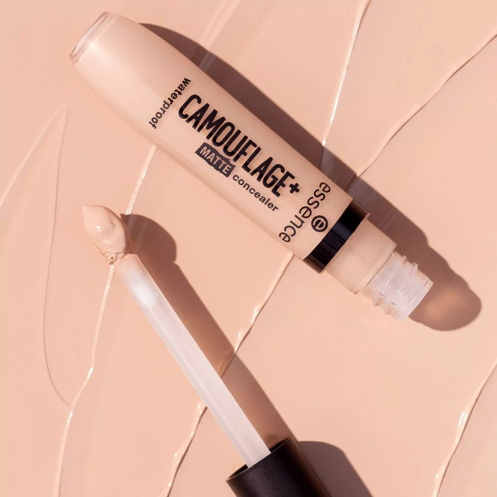 Concealer-Tube mit Applikator auf Concealer-Hintergrund. Aufschrift: CAMOUFLAGE+ MATTE concealer waterproof. Marke: essence.