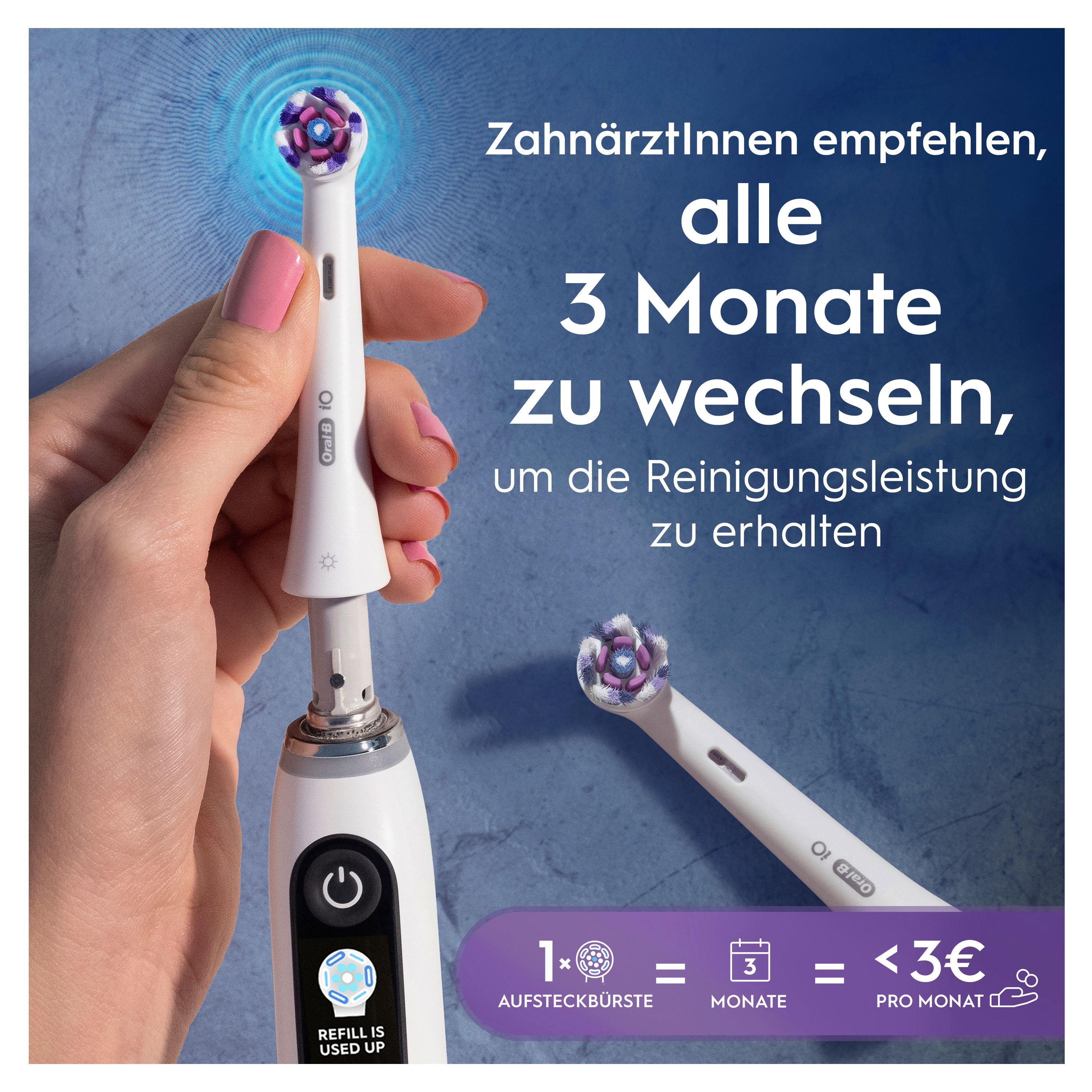 Hand hält eine iO-Zahnbürste mit einem abnehmbaren Bürstenkopf. Text: Alle 3 Monate wechseln. 1 Aufsteckbürste = <3€ pro Monat.