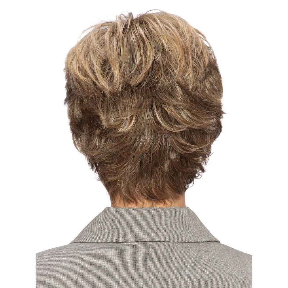 Rückansicht einer Kurzhaarperücke mit blonden Strähnen. Frau mit grauer Jacke.