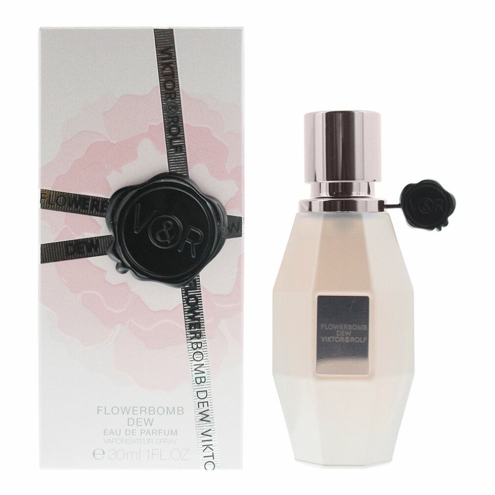 Parfümflasche und Schachtel. Flasche weiß, achteckig, mit silbernem Verschluss und schwarzem Verschluss. Schachtel weiß mit rosa Blüte und Text.