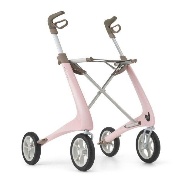 Rollator in Rosa mit vier Rädern. Griffe und Teile in Braun. Rahmen aus Metall. Räder mit weißen Felgen und schwarzen Reifen.