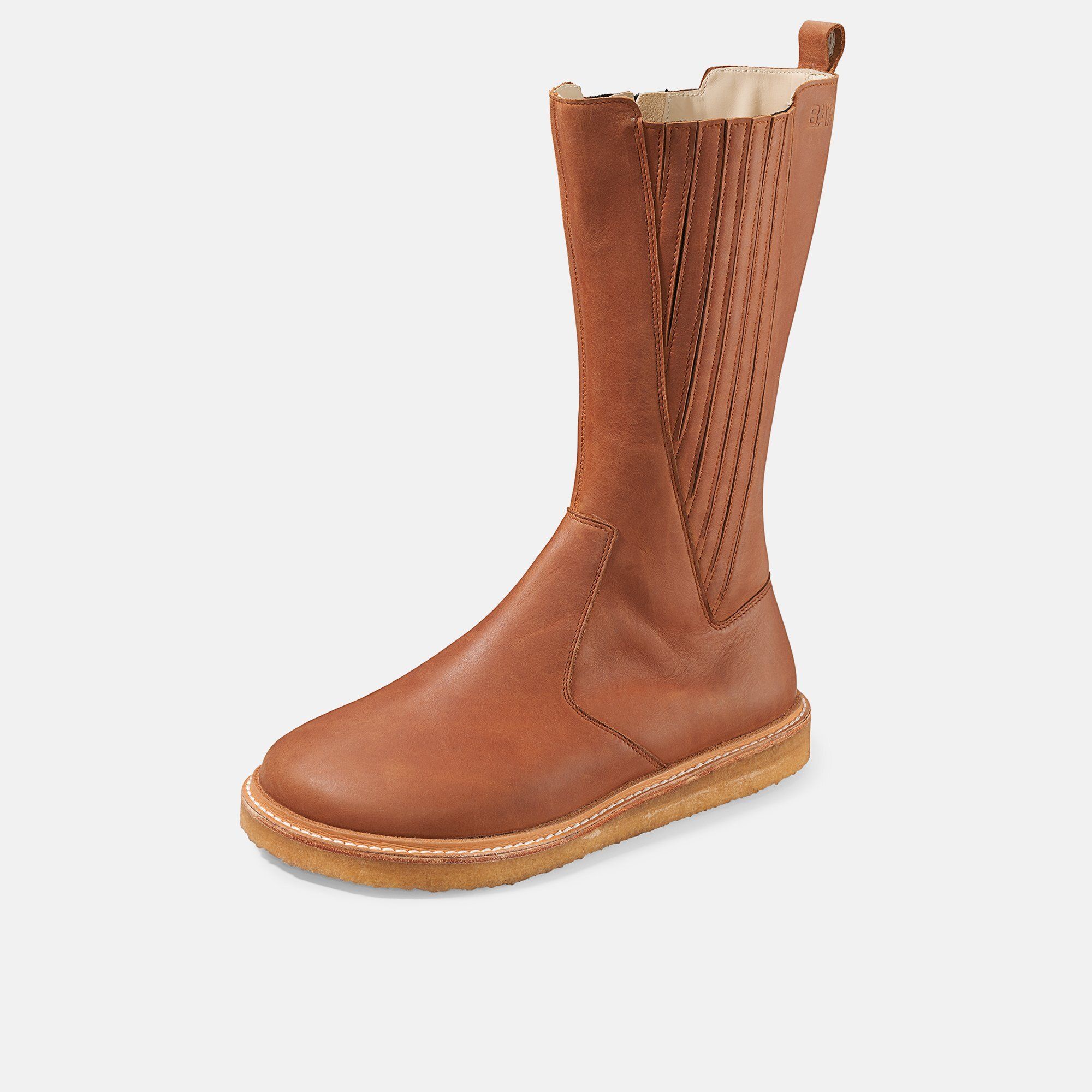 Brauner Lederstiefel mit breiter Sohle. Hellbraune Sohle. Hoher Schaft. Stiefel leicht schräg. Vertikale Ziernähte am Schaft.