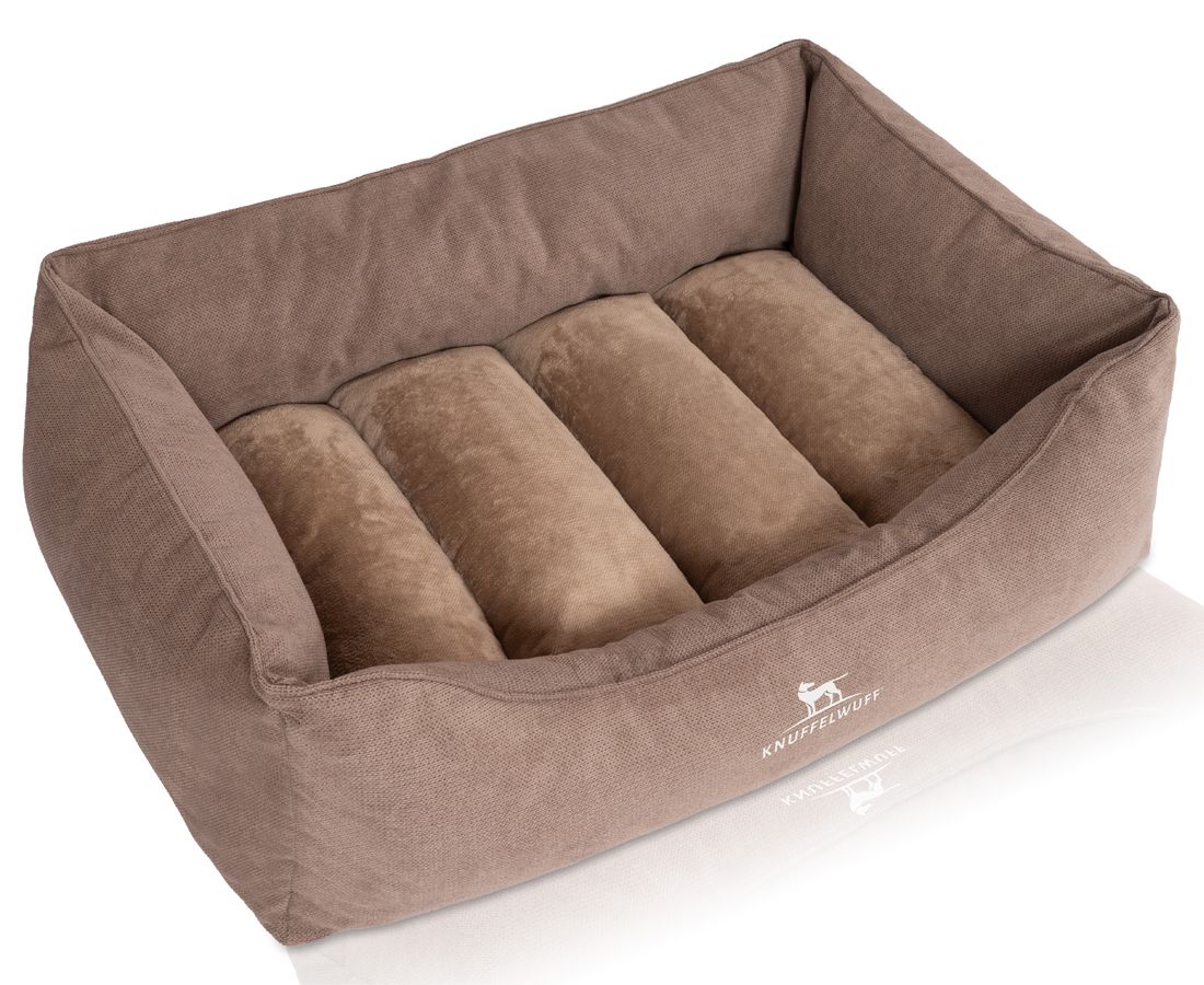 Orthopädisches Hundebett in Braun. Rechteckige Form mit erhöhten Seiten und vier Kissen. Knuffelwuff Logo.