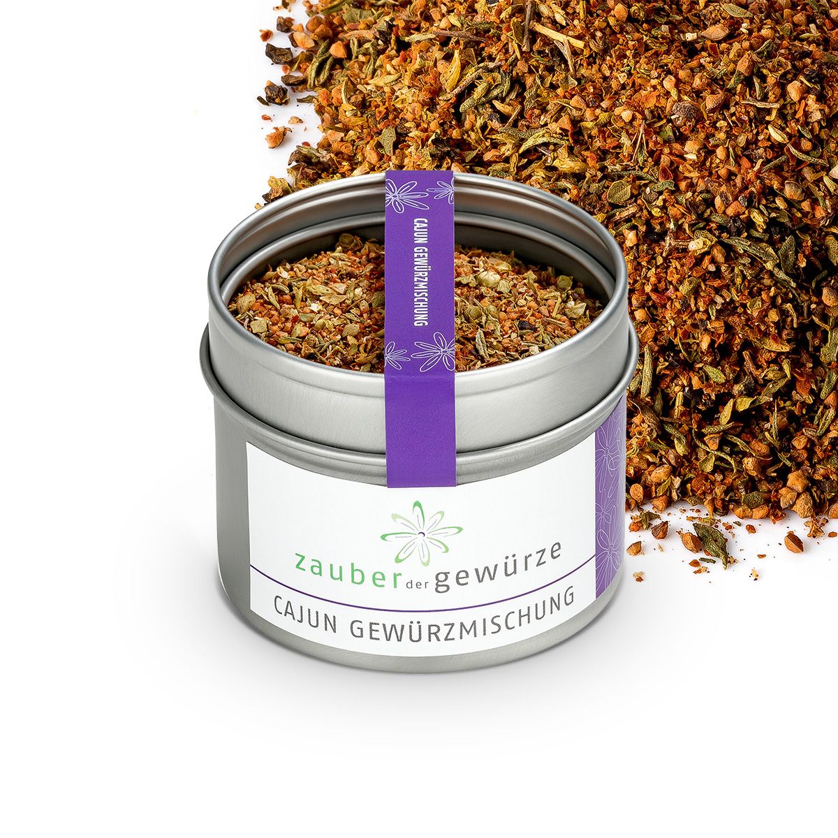Geöffnete Dose Cajun Gewürzmischung. Lila Etikett mit Produktname. Weißes Etikett mit Logo und Produktname. Gewürze daneben.