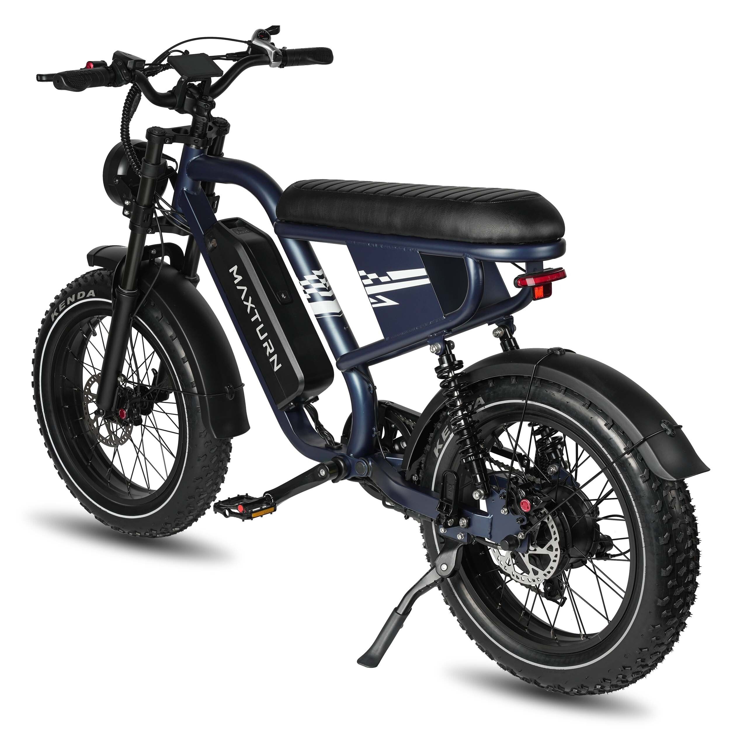 Blaues Elektro-Mountainbike. Schwarze Reifen, Sattel und Schutzbleche. Akku mit MAXTURN-Logo. Rückansicht.