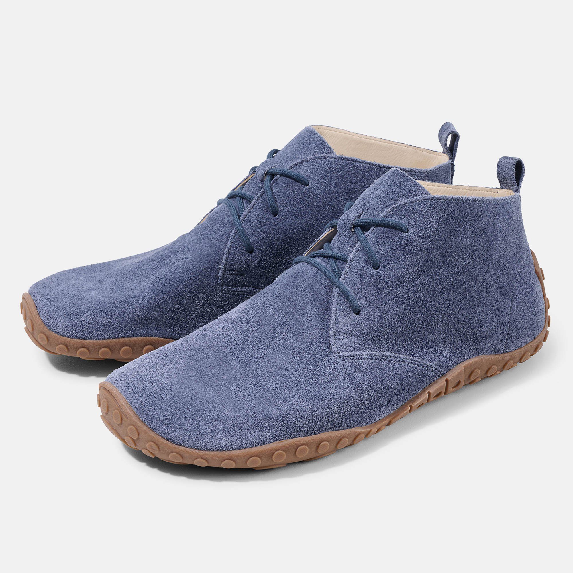 Zwei blaue Stiefeletten mit Schnürsenkeln und brauner Sohle. Obermaterial aus Wildleder. Ohne Hintergrund.