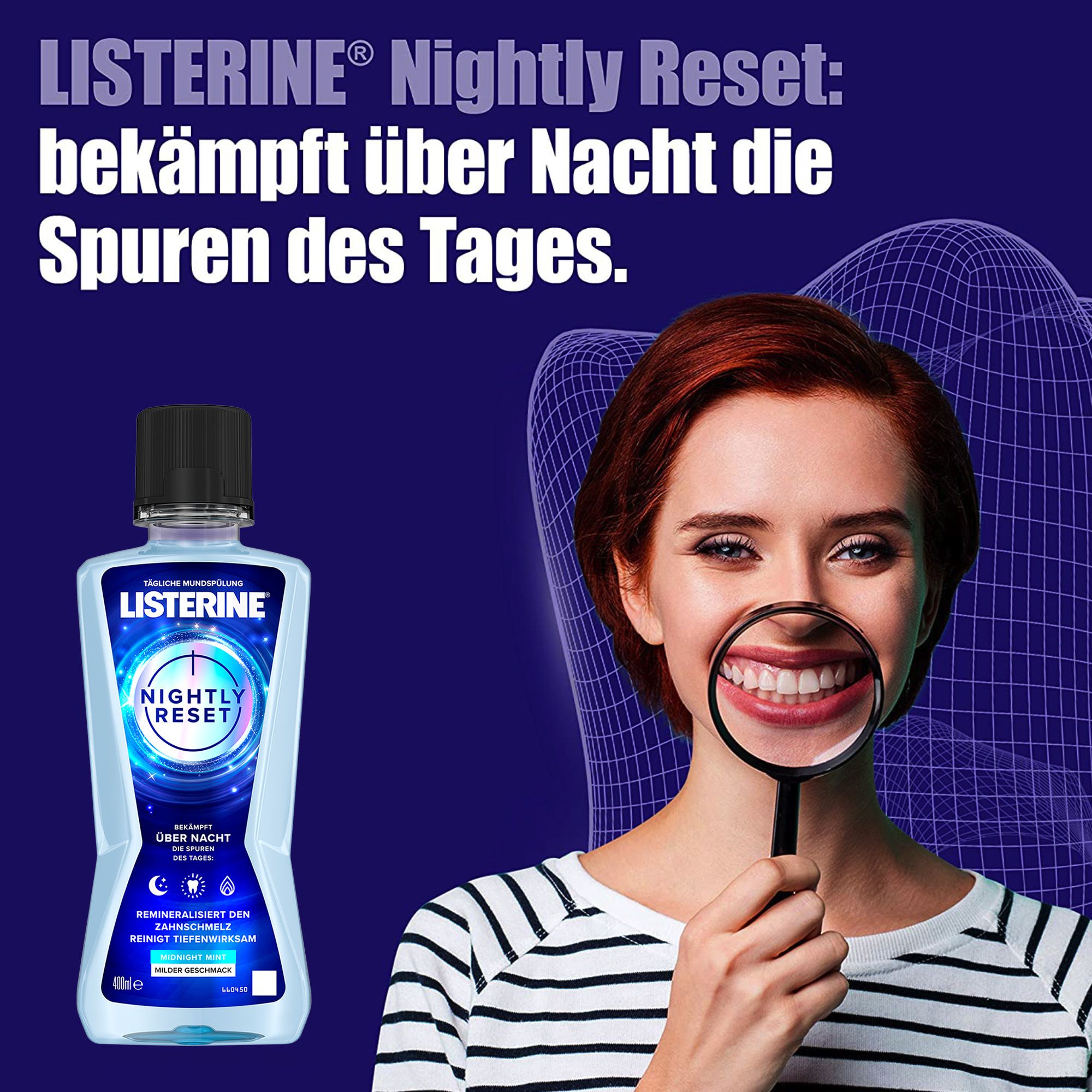 Blaue Flasche "Nightly Reset" Mundspülung. Frau mit Lupe, die Zähne betrachtet. Text: "bekämpft über Nacht die Spuren des Tages".