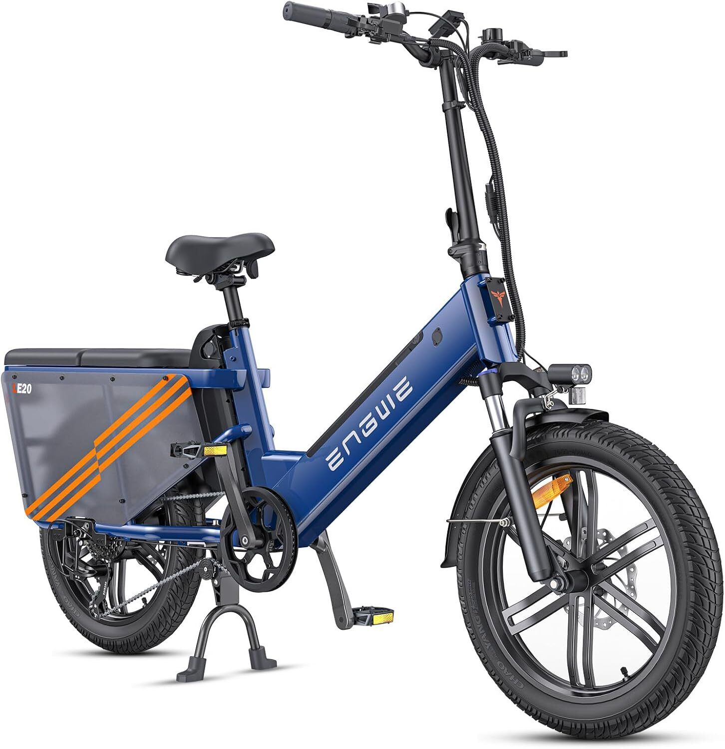 Blaues E-Bike, Frontansicht. Marke ENGWE sichtbar. Modell LE20. Gepäckträger, schwarze Details, orangefarbene Streifen.