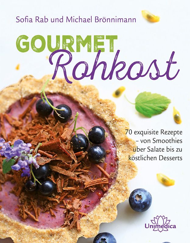 Buchcover mit Titel "GOURMET Rohkost". Autoren: Sofia Rab und Michael Brönnimann. Abgebildet ist ein Dessert mit Beeren und Schokoladenraspeln.