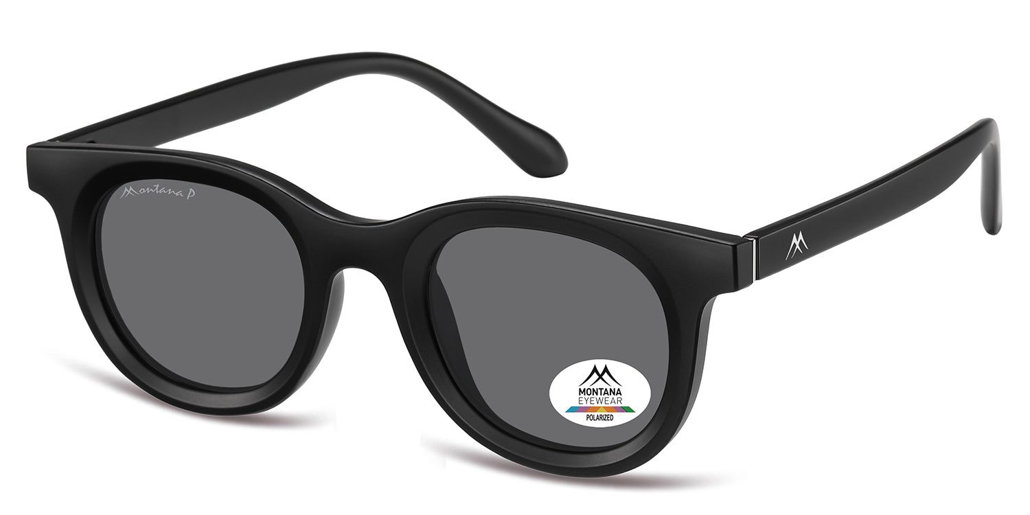 Schwarze Sonnenbrille, schräge Ansicht. Runde Gläser, Montana Eyewear Logo und Polarisationsaufkleber. Schwarzer Rahmen.