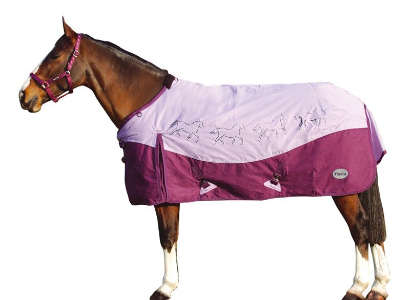 Pferdedecke in Lila und Rosa auf einem stehenden Pferd. Mit Pferde-Umrissen verziert. Mit Schnallen.