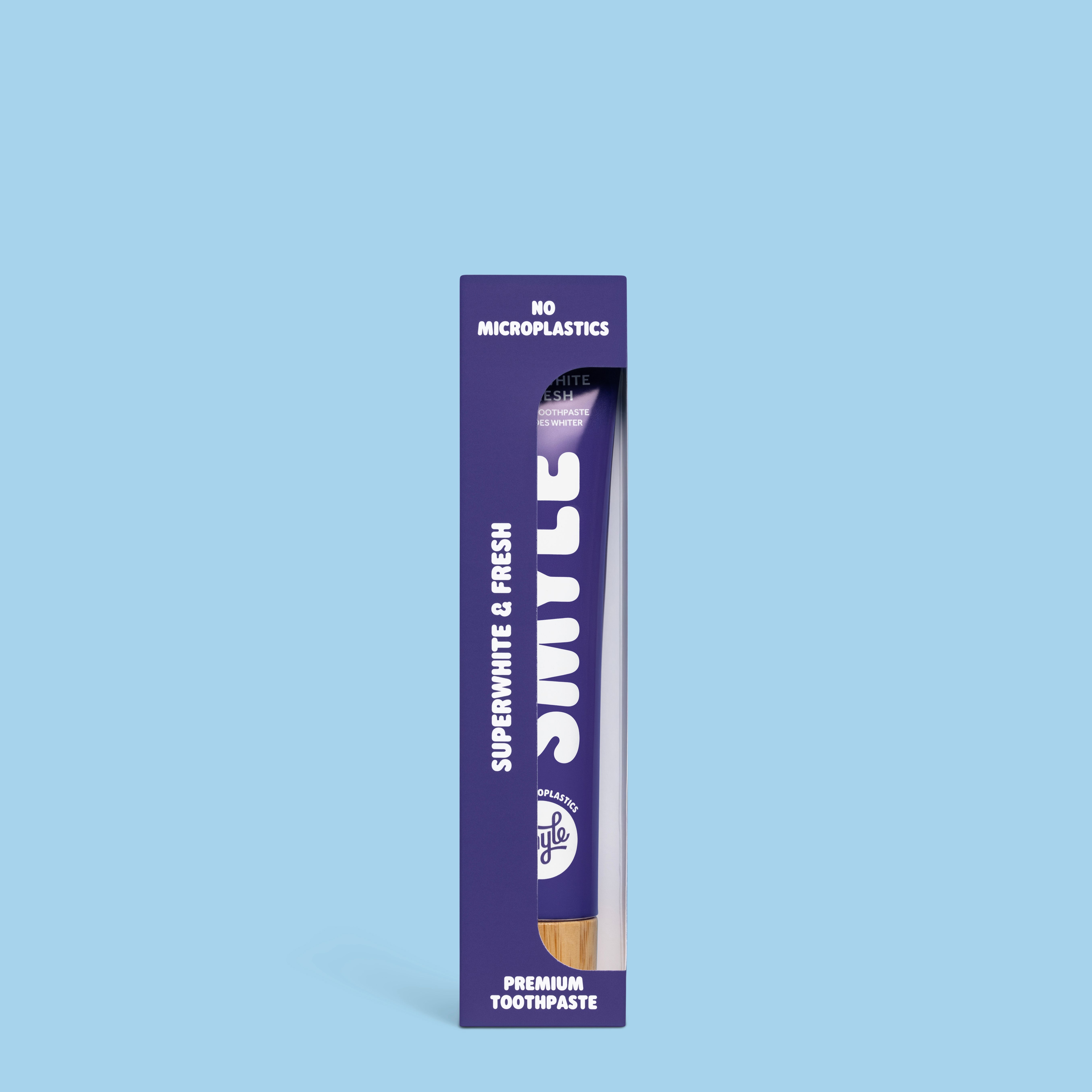 Zahnpasta-Tube in lila Verpackung. Aufschrift: SMYLE, Superwhite & Fresh, Premium Toothpaste. Ohne Mikroplastik.