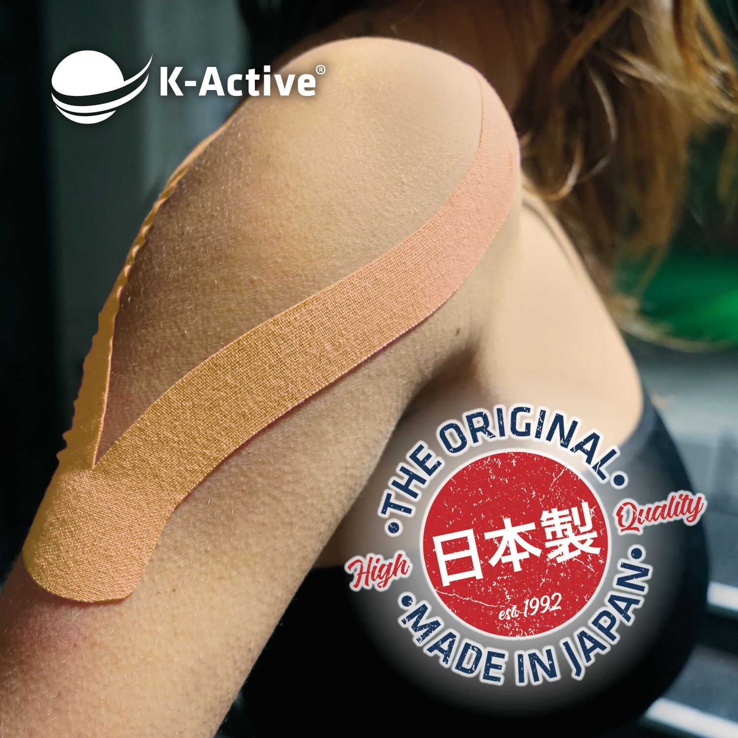 Person mit K-Active Tape am Arm. Logo K-Active. Aufschrift: Made in Japan.