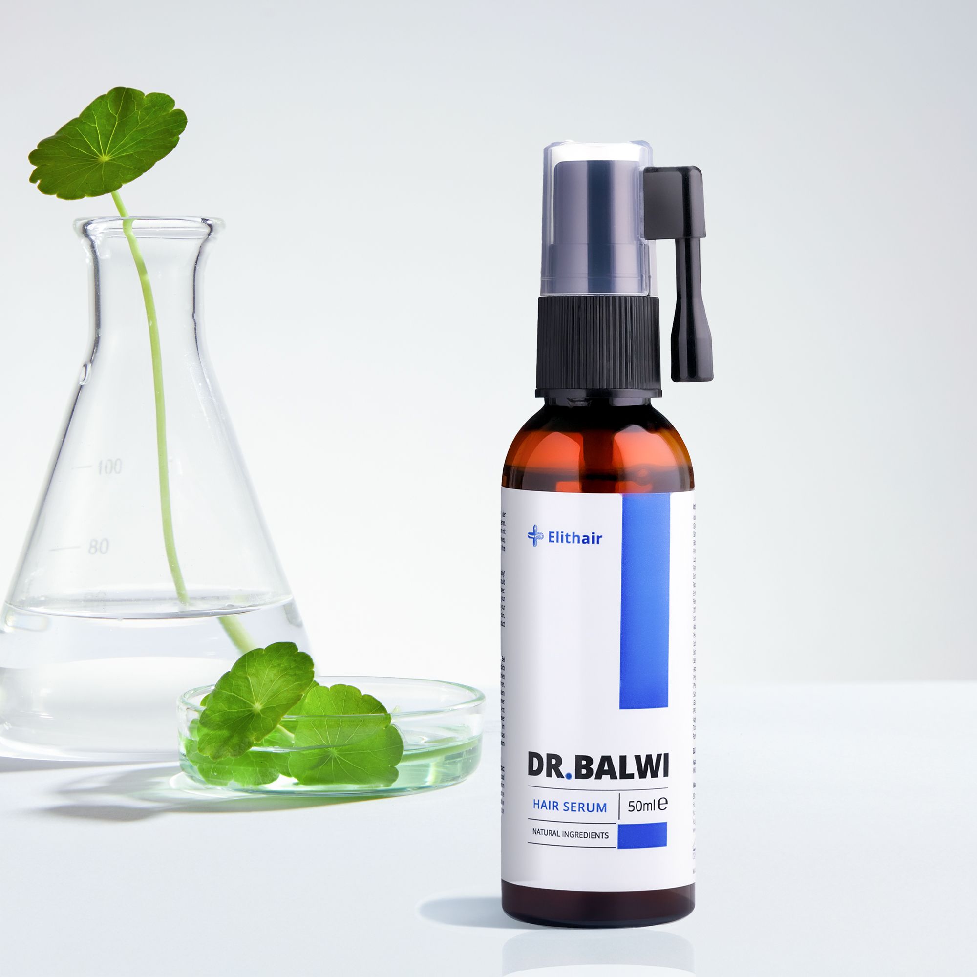 Braune Flasche mit Sprühkopf und grünen Blättern. Aufschrift: DR. BALWI HAIR SERUM. 50ml.