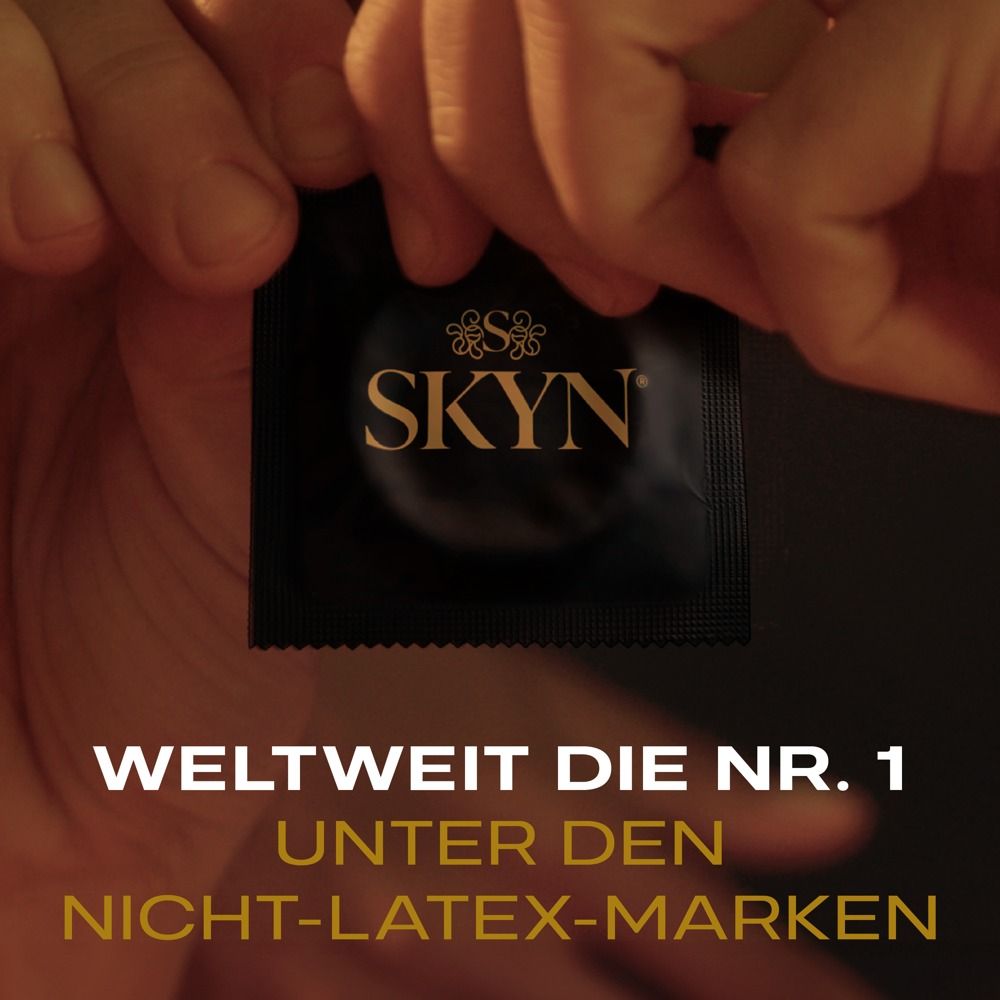Hände halten eine schwarze Kondomverpackung. Text: Weltweit die Nr. 1 unter den Nicht-Latex-Marken.