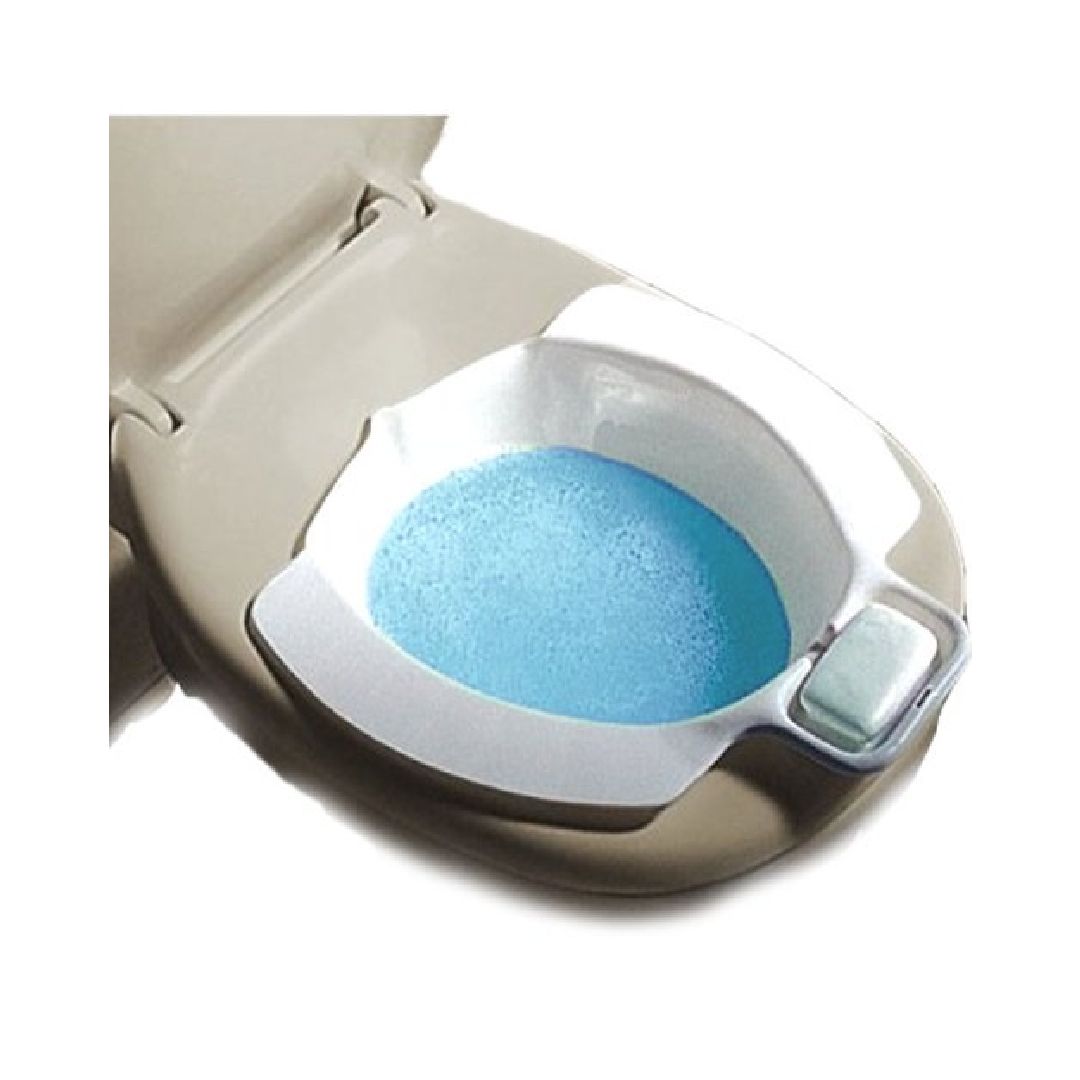 Abnehmbares Bidet auf Toilettensitz. Mit blauem Wasser gefüllt. Mit Halterung.