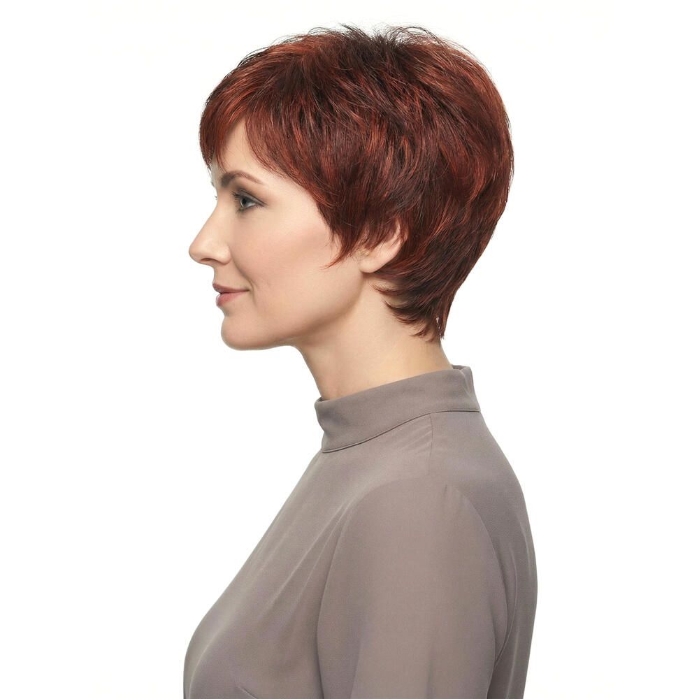 Kurzhaarperücke in Rotbraun, Seitenansicht. Die Perücke bedeckt den Kopf. Die Frau trägt ein braunes Oberteil.