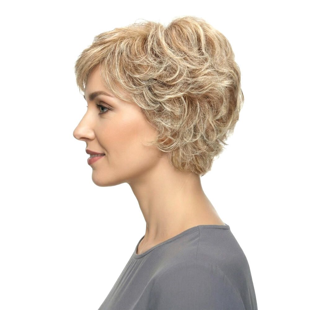 Perücke Iris von Lofty. Kurze, blonde Kunsthaarperücke mit gewellter Struktur. Seitenansicht einer Frau.