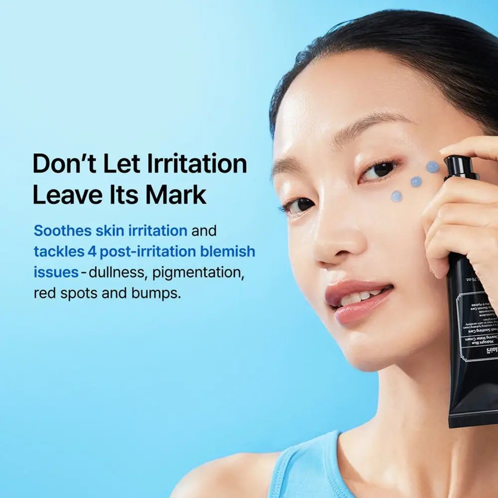 Frau mit Produkt. Blaue Punkte auf Gesicht. Text: 'Don't Let Irritation Leave Its Mark'. Hellblauer Hintergrund.