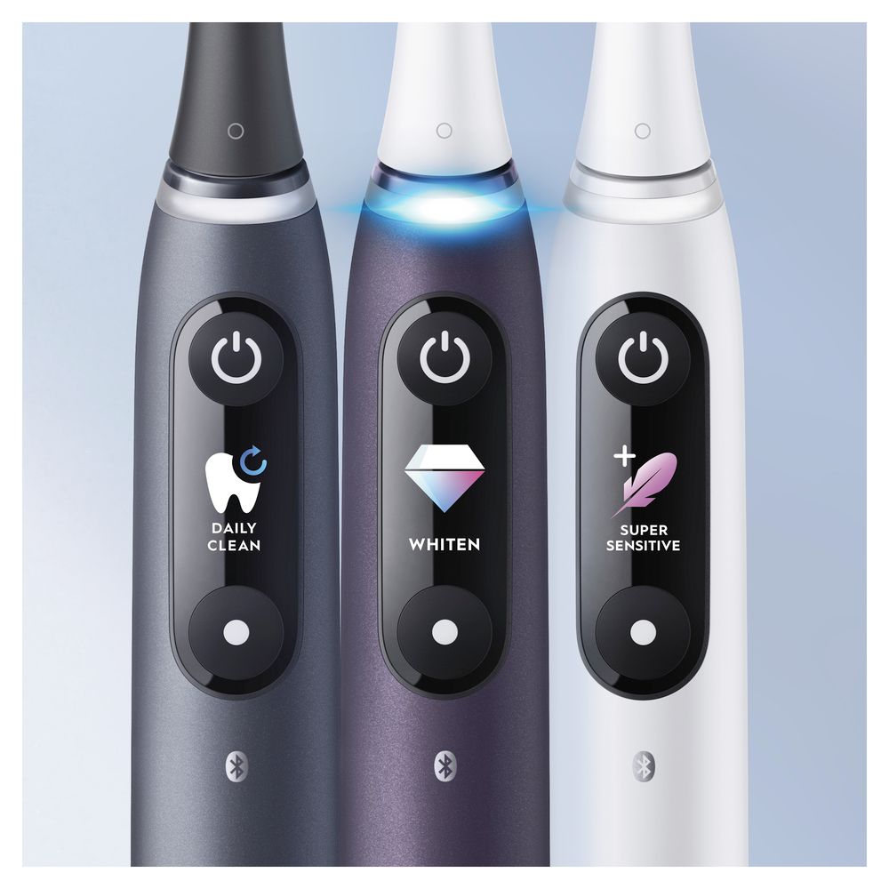 Drei elektrische Zahnbürsten mit unterschiedlichen Modi: Daily Clean, Whitening und Super Sensitive. Schwarze Displays.