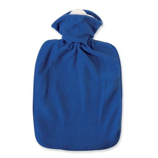 Blaue Fleece-Wärmflasche mit Hals und Verschluss. Auf weißem Hintergrund.