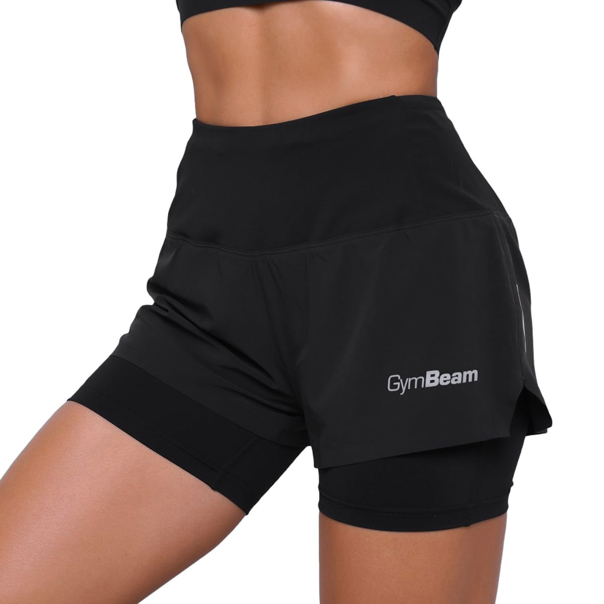 Detailansicht der schwarzen 2-in-1-Shorts für Damen mit seitlichem Logo.