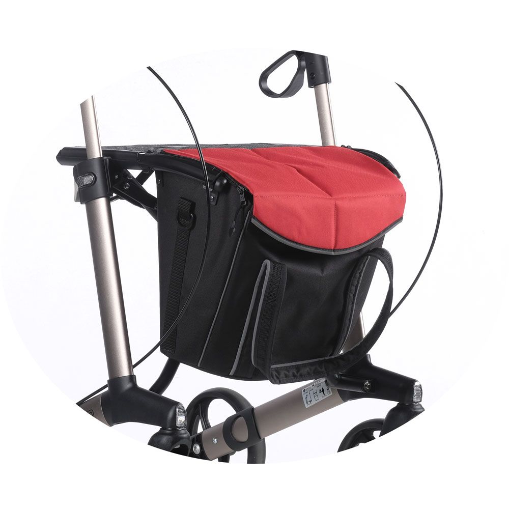 Schwarze Tasche mit rotem Deckel an einem Rollator. Graue Details. Schwarze Griffe. Auf weißem Hintergrund.