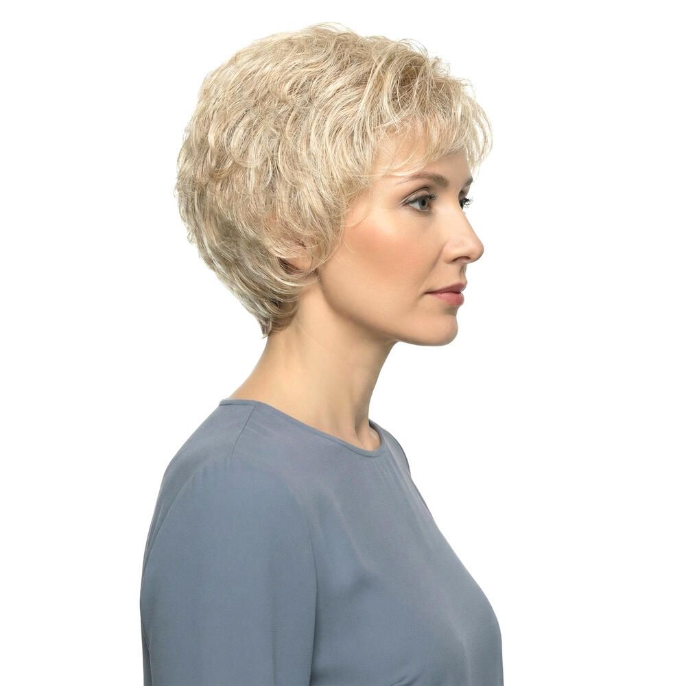 Blond gefärbte Perücke mit kurzem, gewelltem Haar. Die Perücke bedeckt den Kopf einer Frau im Profil.