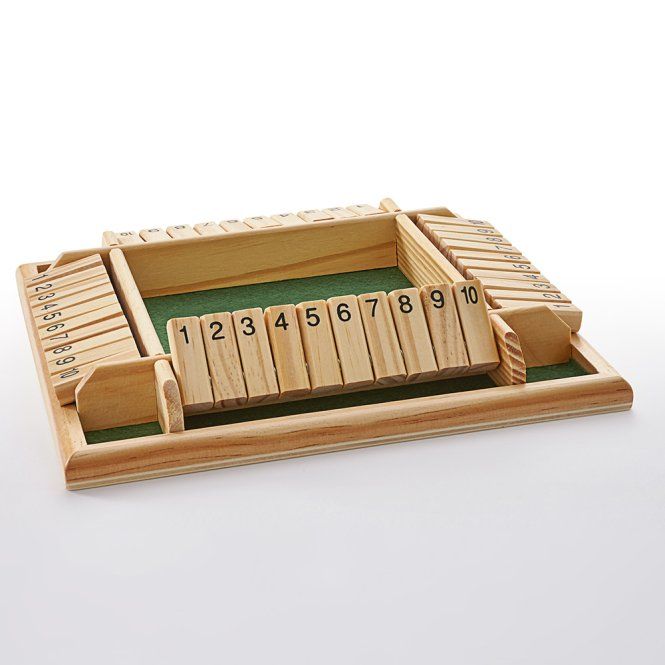 Holzspielbrett mit Zahlenreihen 1-10, grüner Spielfläche und Würfeln. Spielsteine sind in den Reihen.