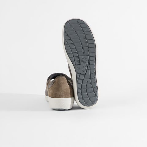 Graue Damenschuhe mit Klettverschluss und Muster.