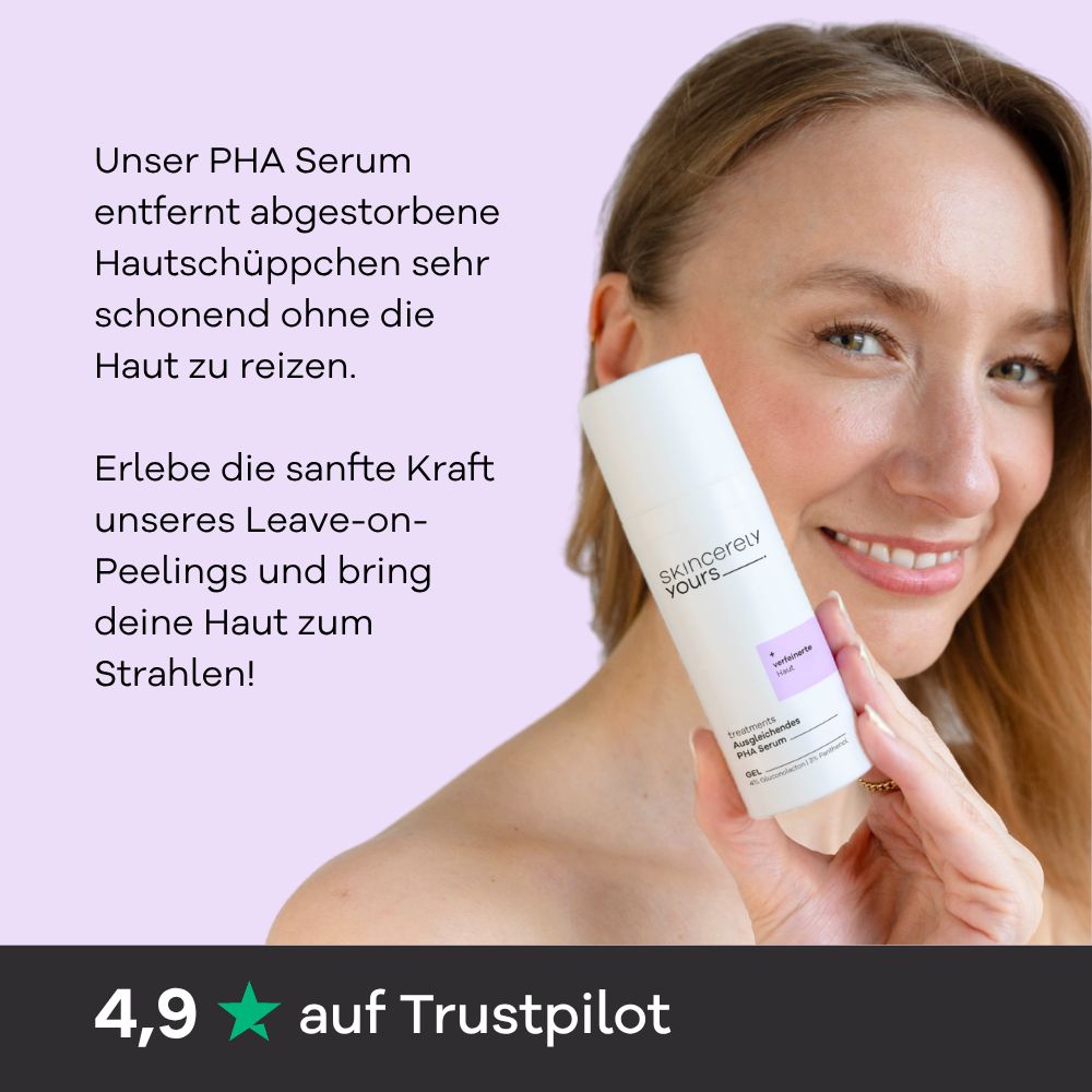 Frau hält Skincerely Yours Ausgleichendes PHA Serum Flasche vor ihrem Gesicht.