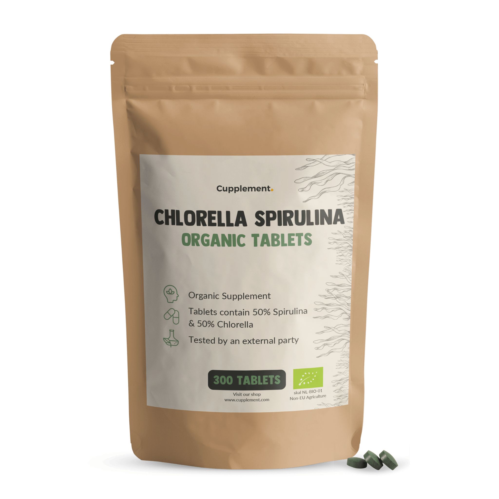 Beutel Cupplement Spirulina Chlorella Tabletten. Braune Verpackung mit weißem Etikett. Grüne Tabletten liegen davor.