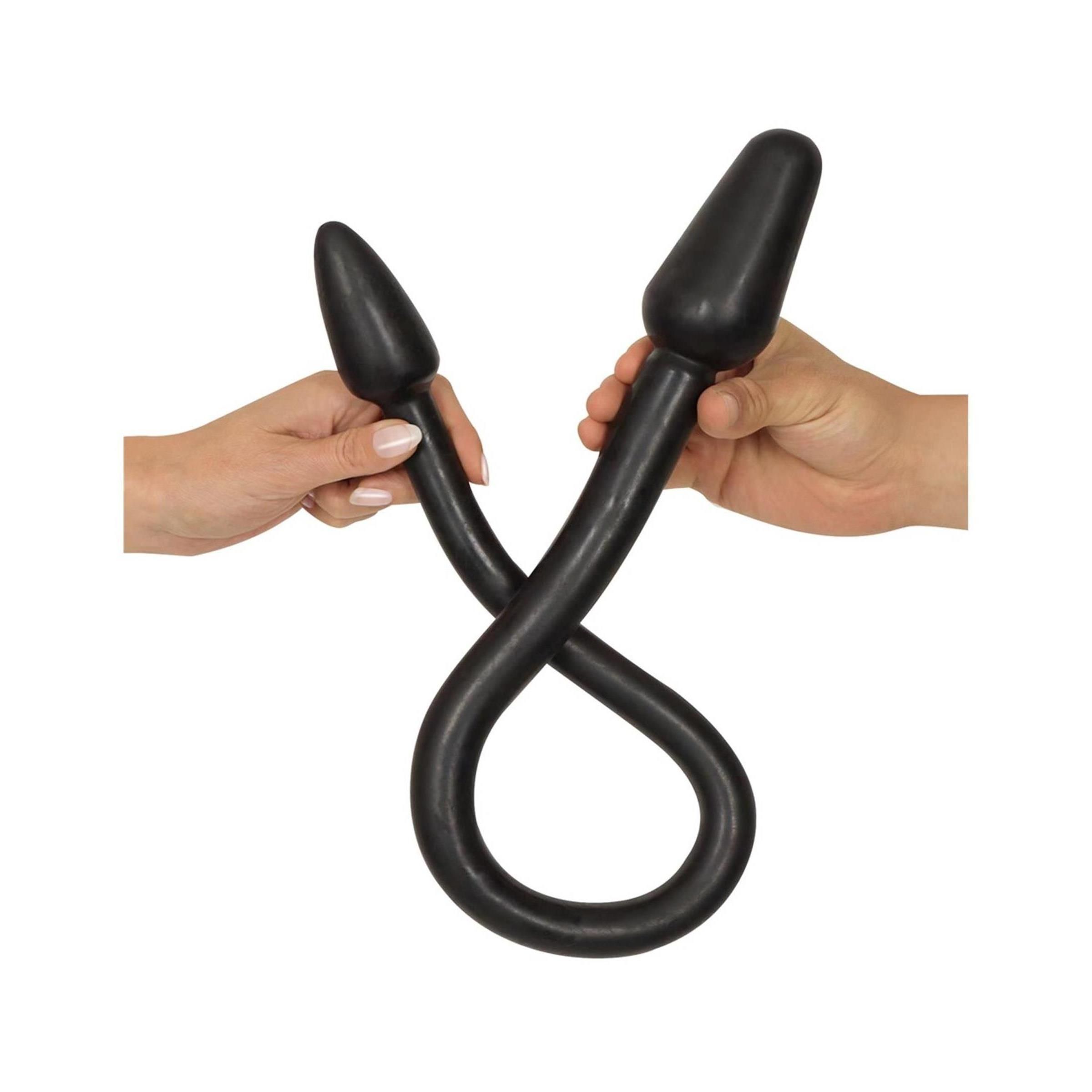 Hände halten einen schwarzen Doppeldildo mit konischen Enden.