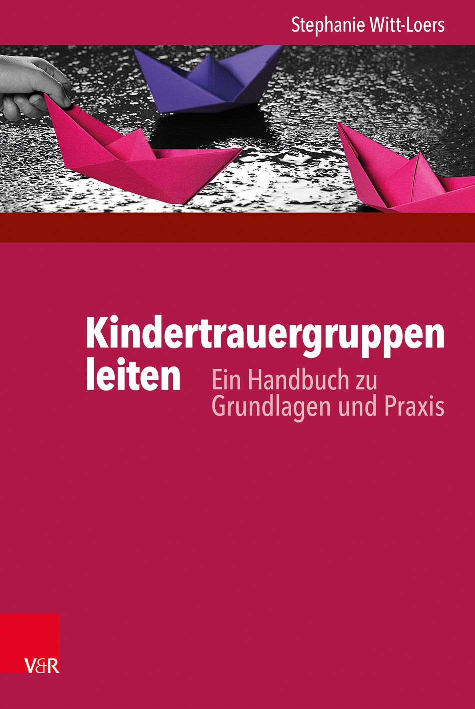 Buchcover mit Titel "Kindertrauergruppen leiten". Origami-Boote auf nassem Untergrund. Autorin: Stephanie Witt-Loers. Verlag: V&R.
