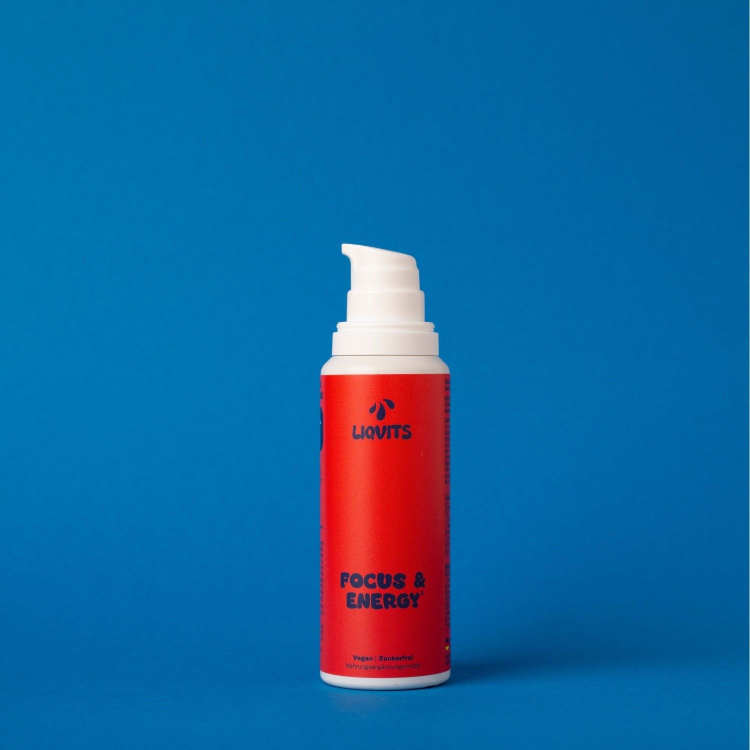 Rote Flasche mit weißem Pumpkopf. Aufschrift: FOCUS & ENERGY. Blaue Schrift. Weißer Hintergrund.