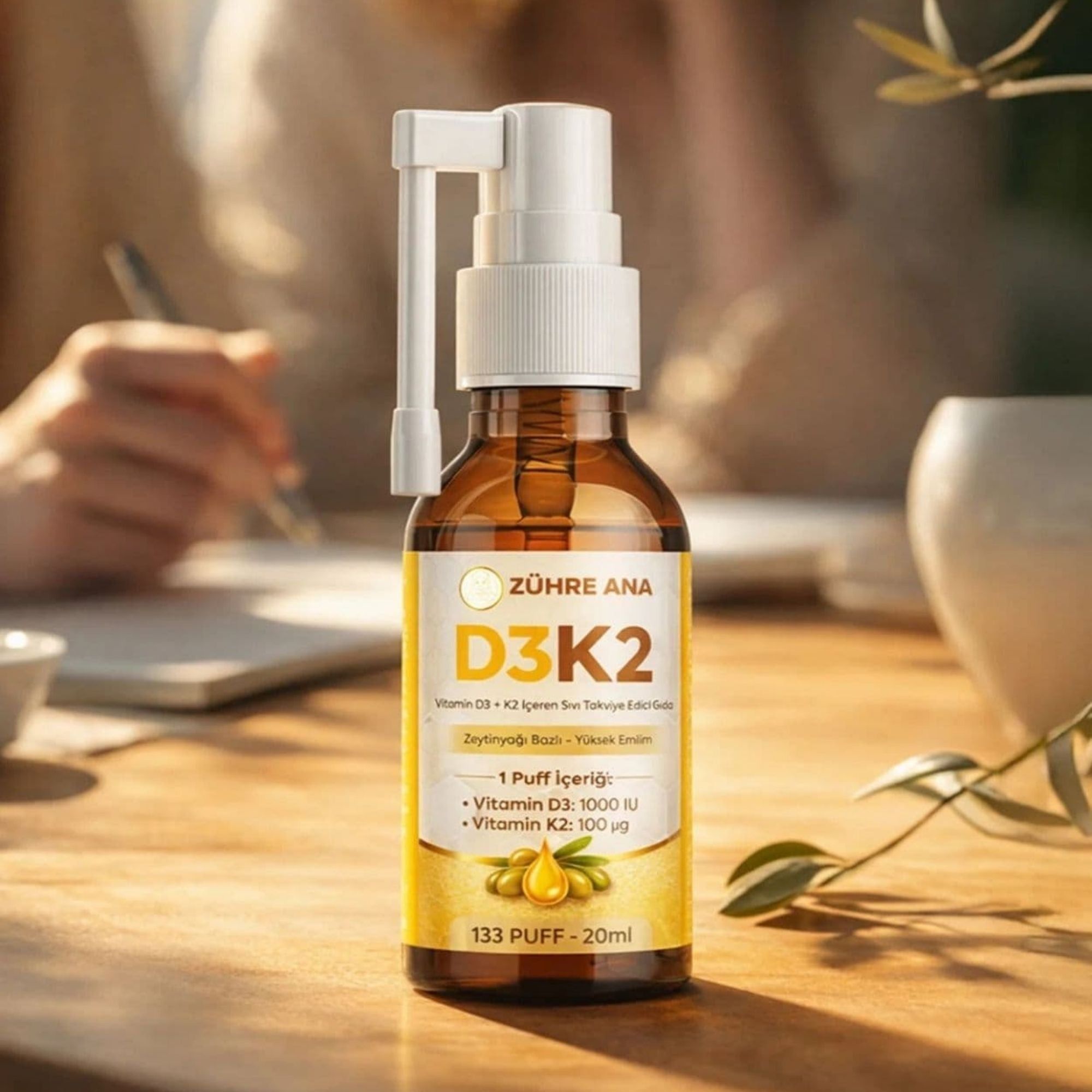 Braune Glasflasche mit weißem Sprühkopf und Applikator. Enthält Zühre Ana D3K2 Vitamin Spray.