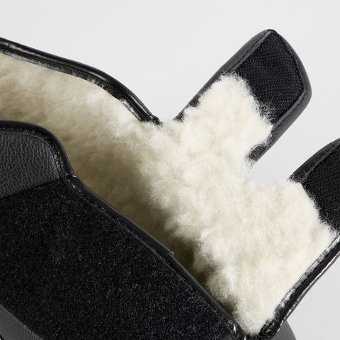 Schwarze Schuhe mit Klettverschluss und Teddyfutter.