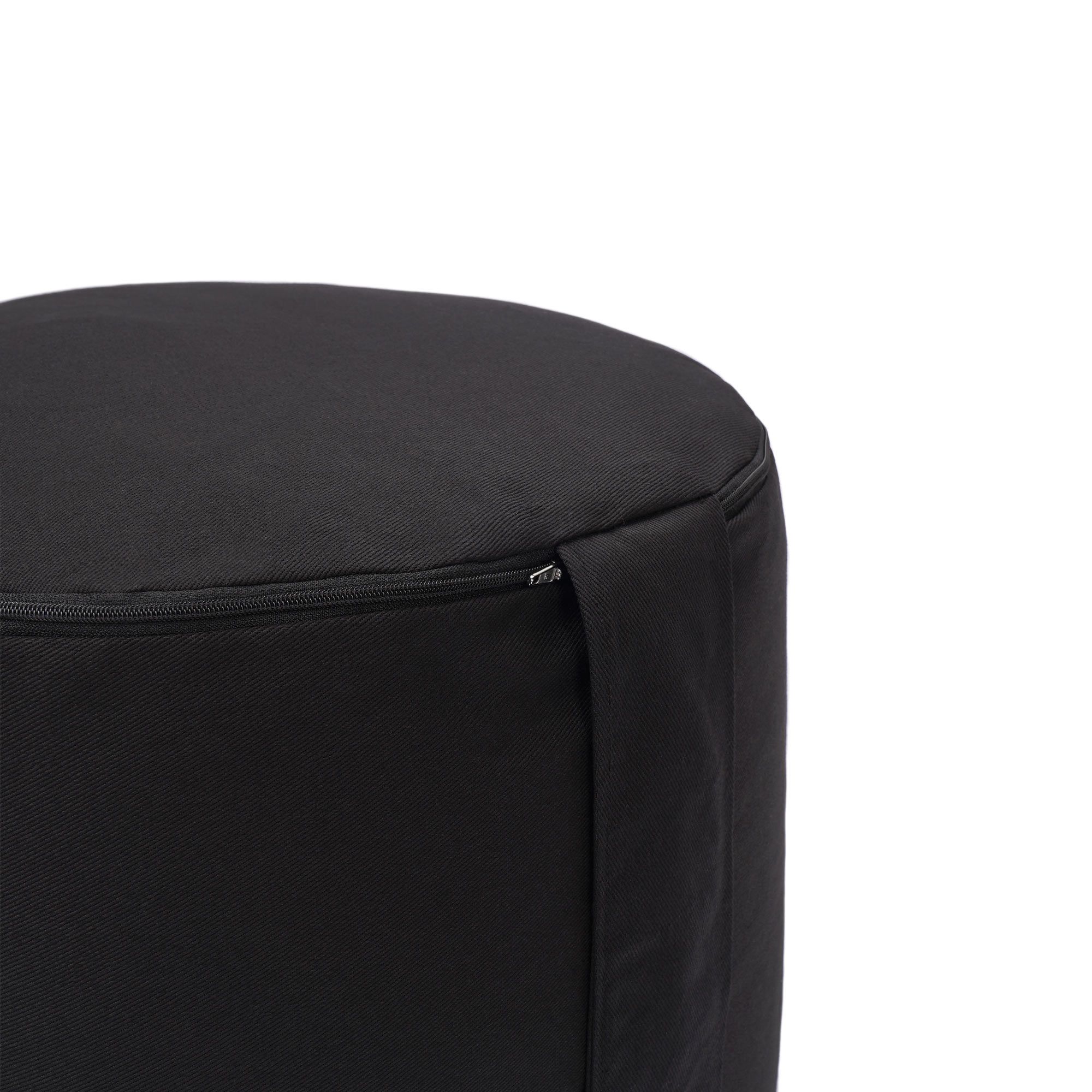 Detailansicht des Reißverschlusses an einem schwarzen Sitzhocker.