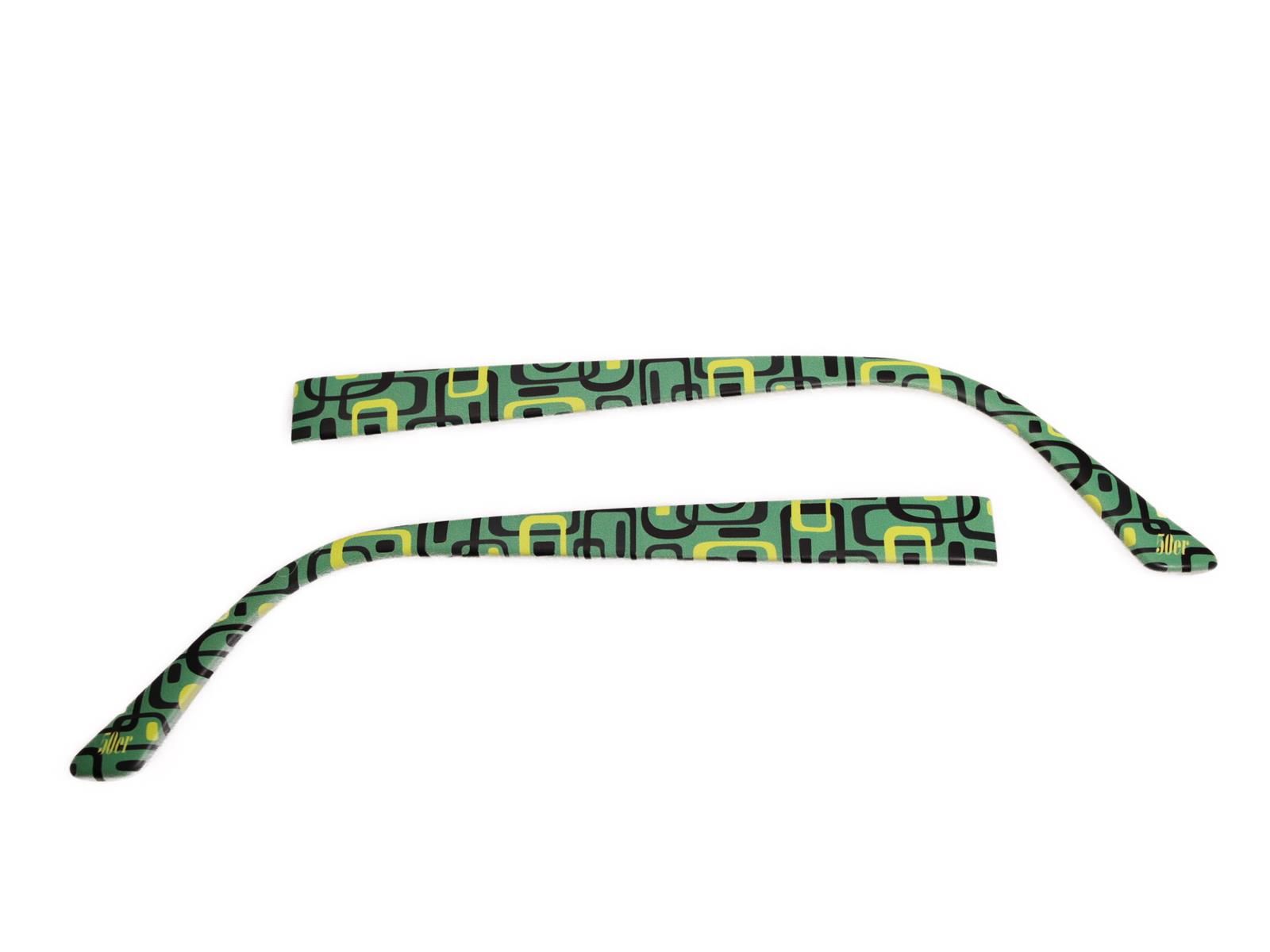 Zwei grüne Brillenbügel mit geometrischem Muster. Das Muster besteht aus schwarzen und gelben Formen auf grünem Hintergrund.