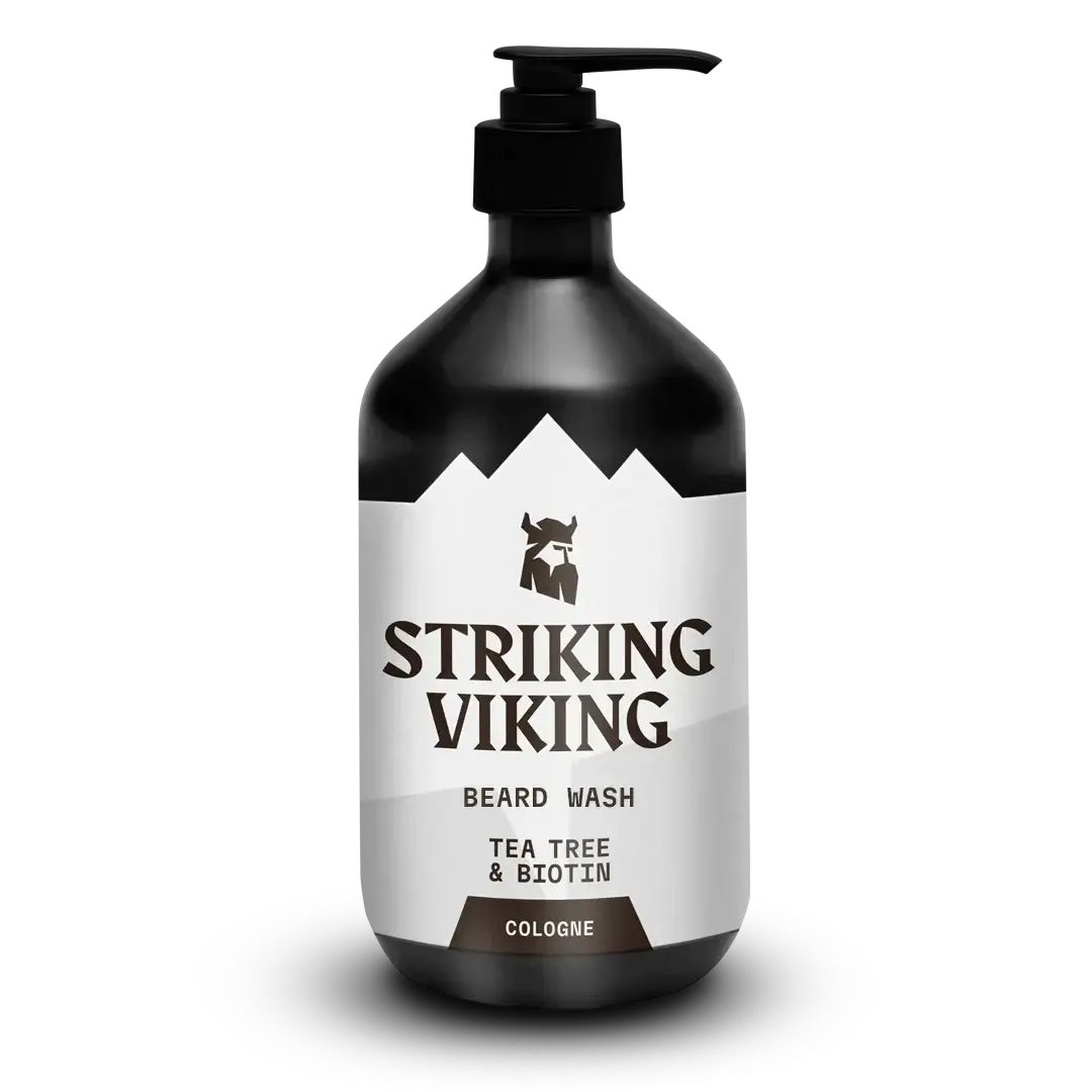 Schwarze Flasche mit Pumpe. Weißes Etikett mit Logo und Schriftzug: STRIKING VIKING, Bartwäsche, Teebaum & Biotin, Cologne.