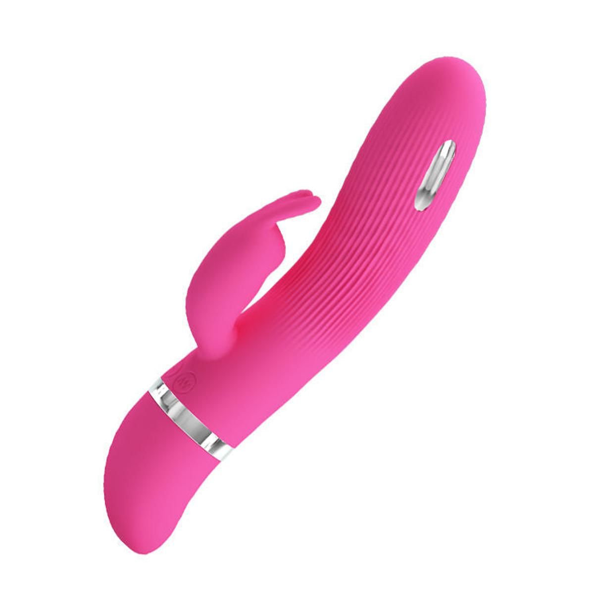 Pinkfarbener Vibrator mit geriffelter Oberfläche und Hasenohren. Silberfarbene Akzente. Auf weißem Hintergrund.